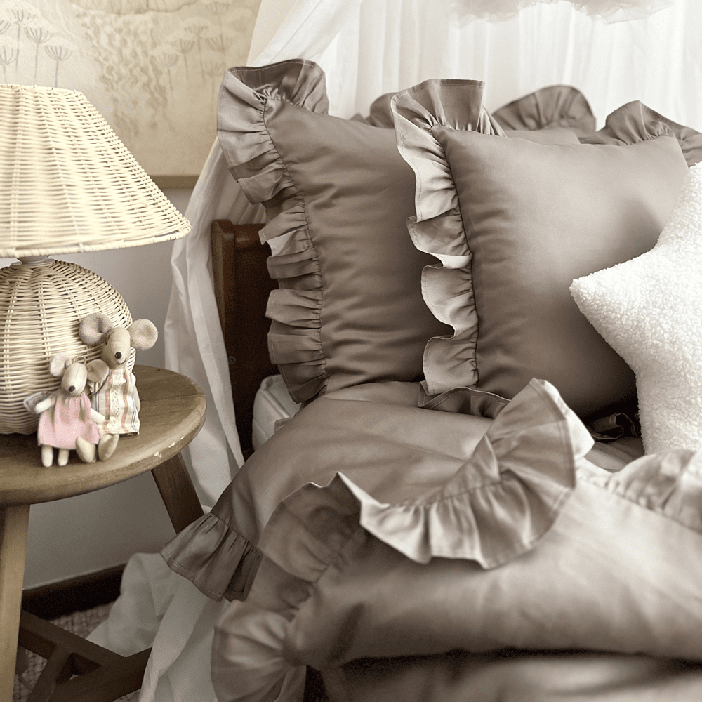 Adult 'Margaret' linnen set met ruffles Taupe - Cotton & Sweets