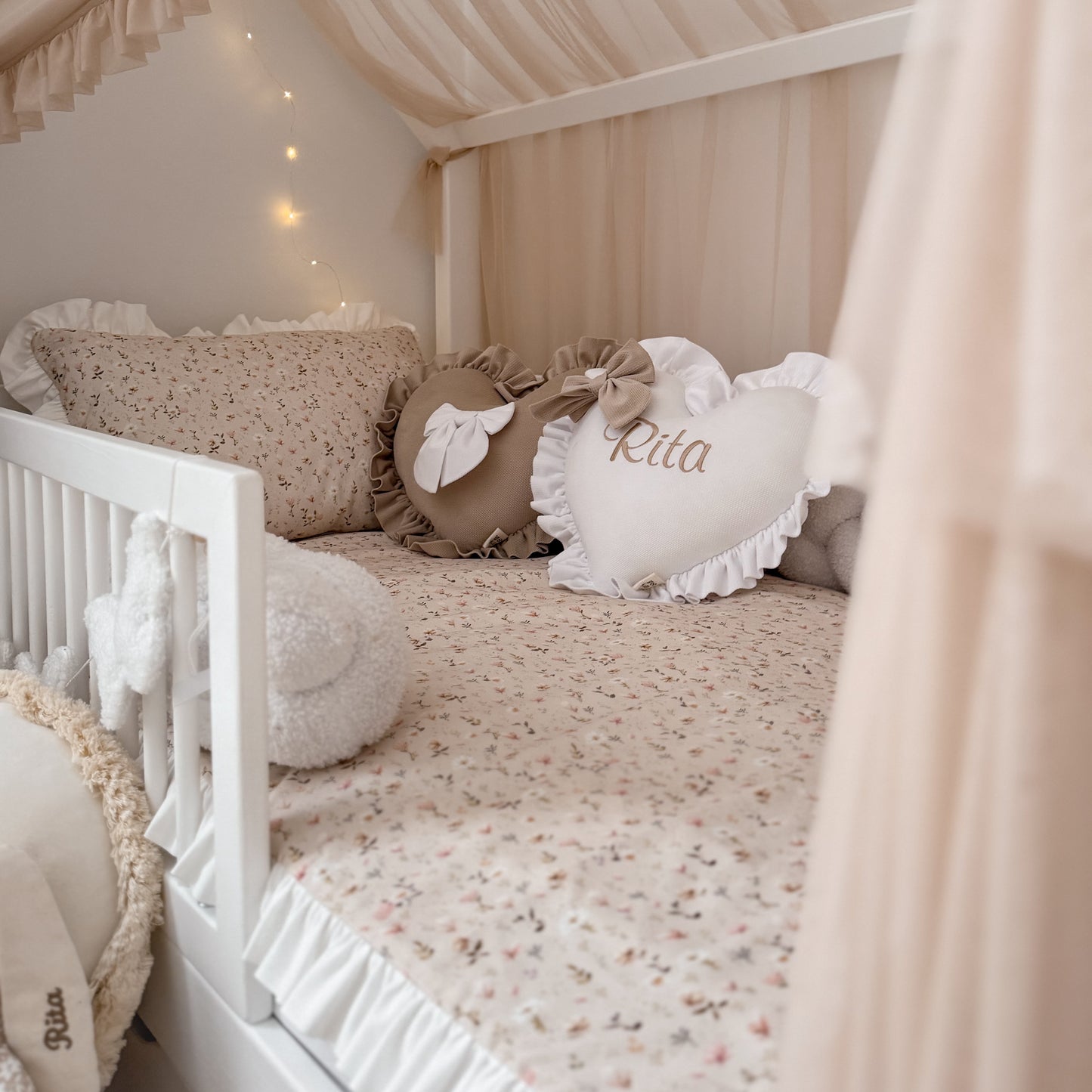 Flower Mist Premium met witte ruffle Bedding
