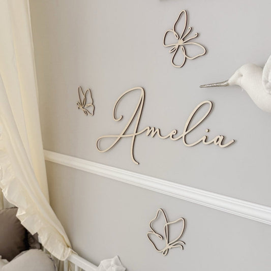 Houten naamdecoratie met vlinders – Gepersonaliseerd