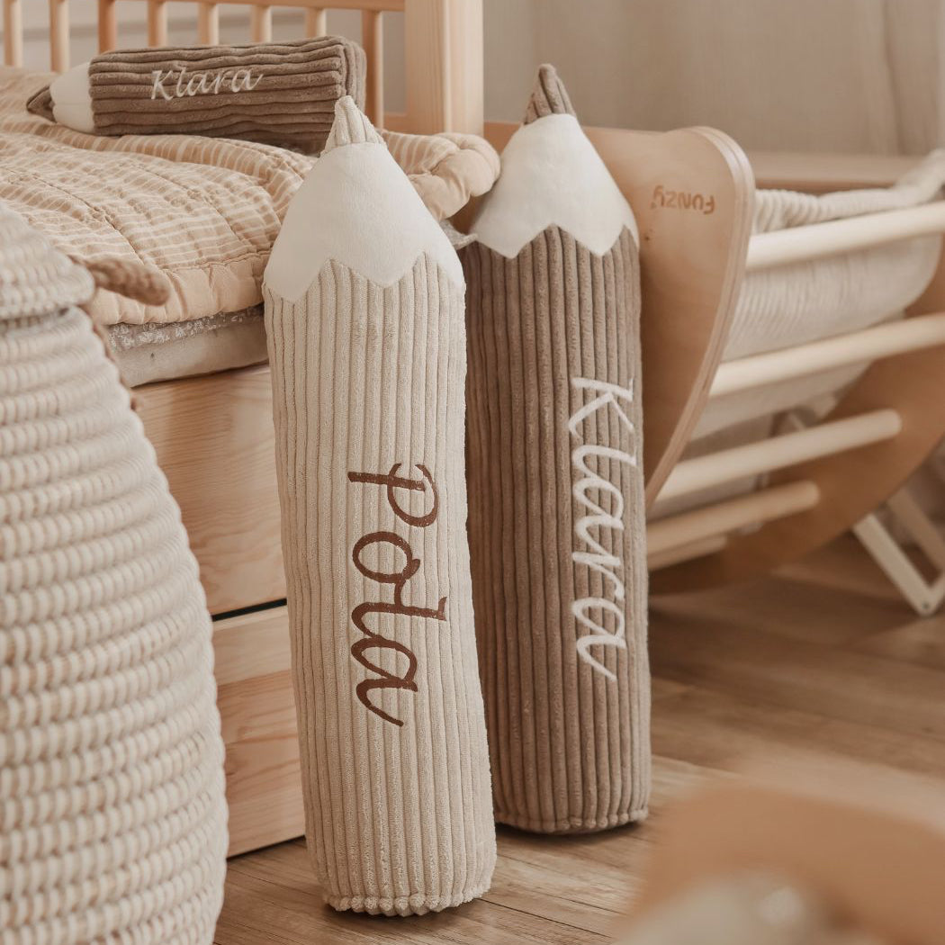 Corduroy potloodkussen met naam- Sugar Brown
