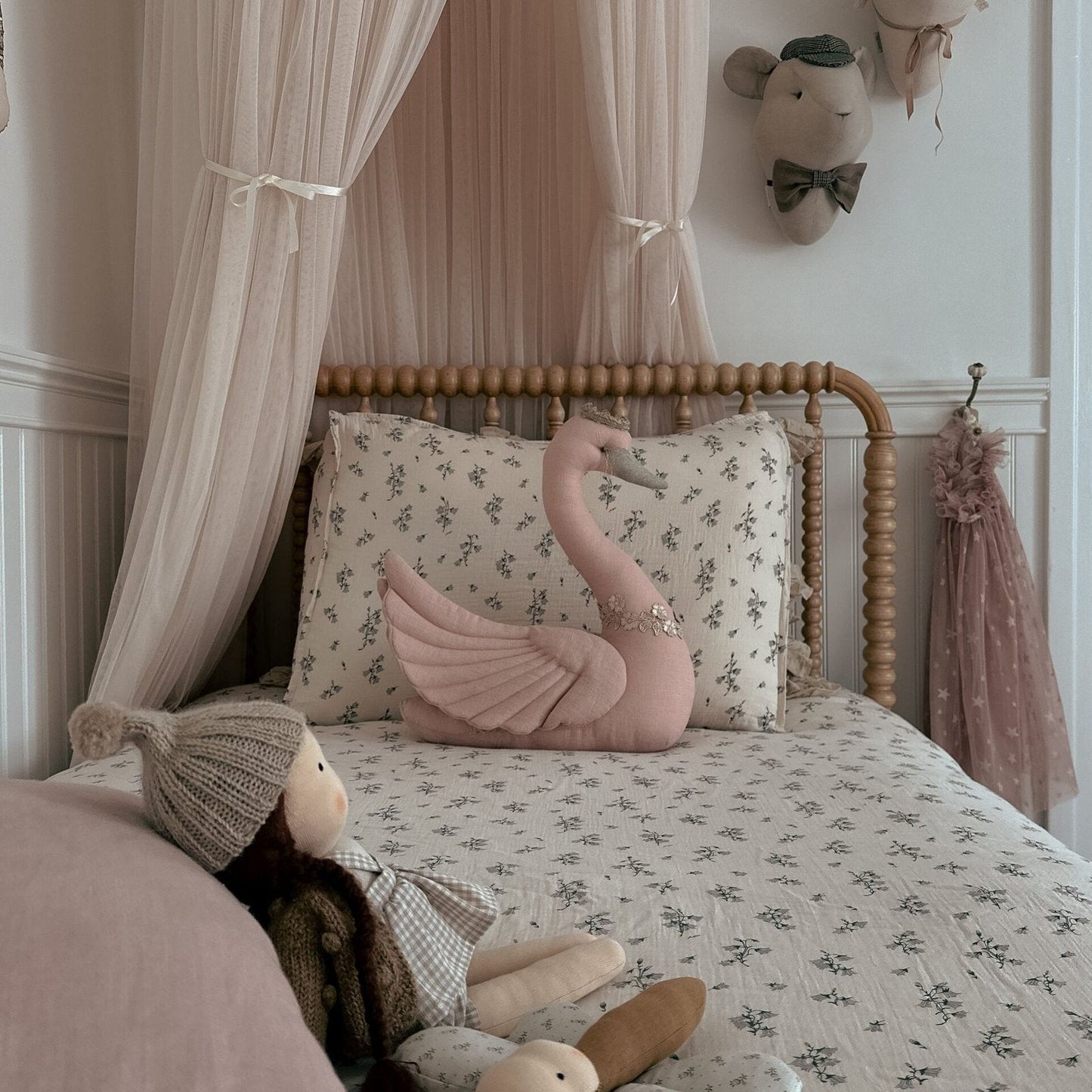 Cygne rose chaud avec couronne