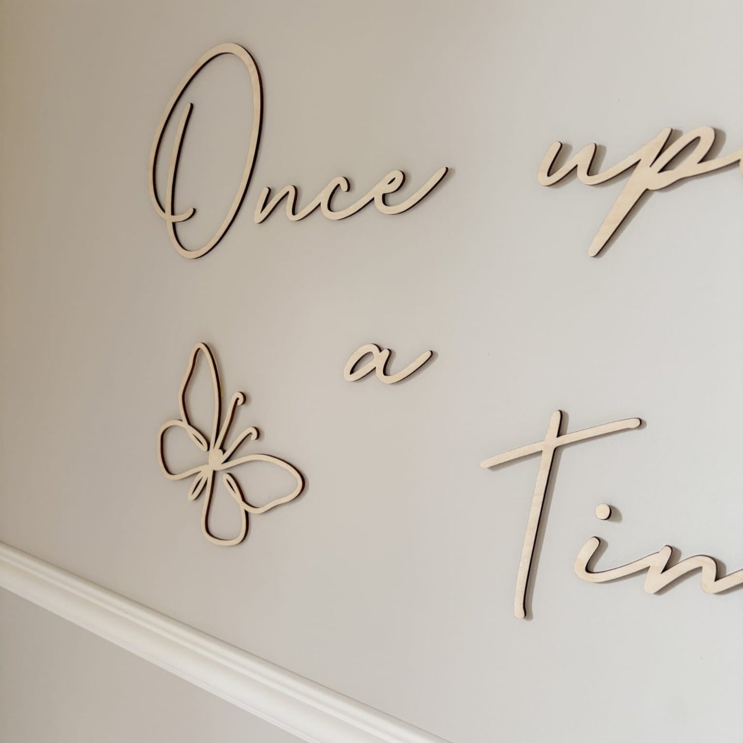 Houten muurdecoratie Once upon a time met vlinders