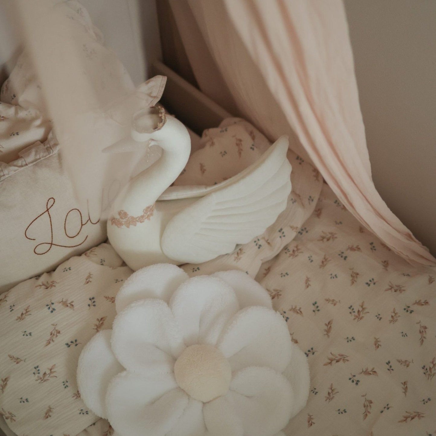 Sierkussen Teddy Flower' White & light beige