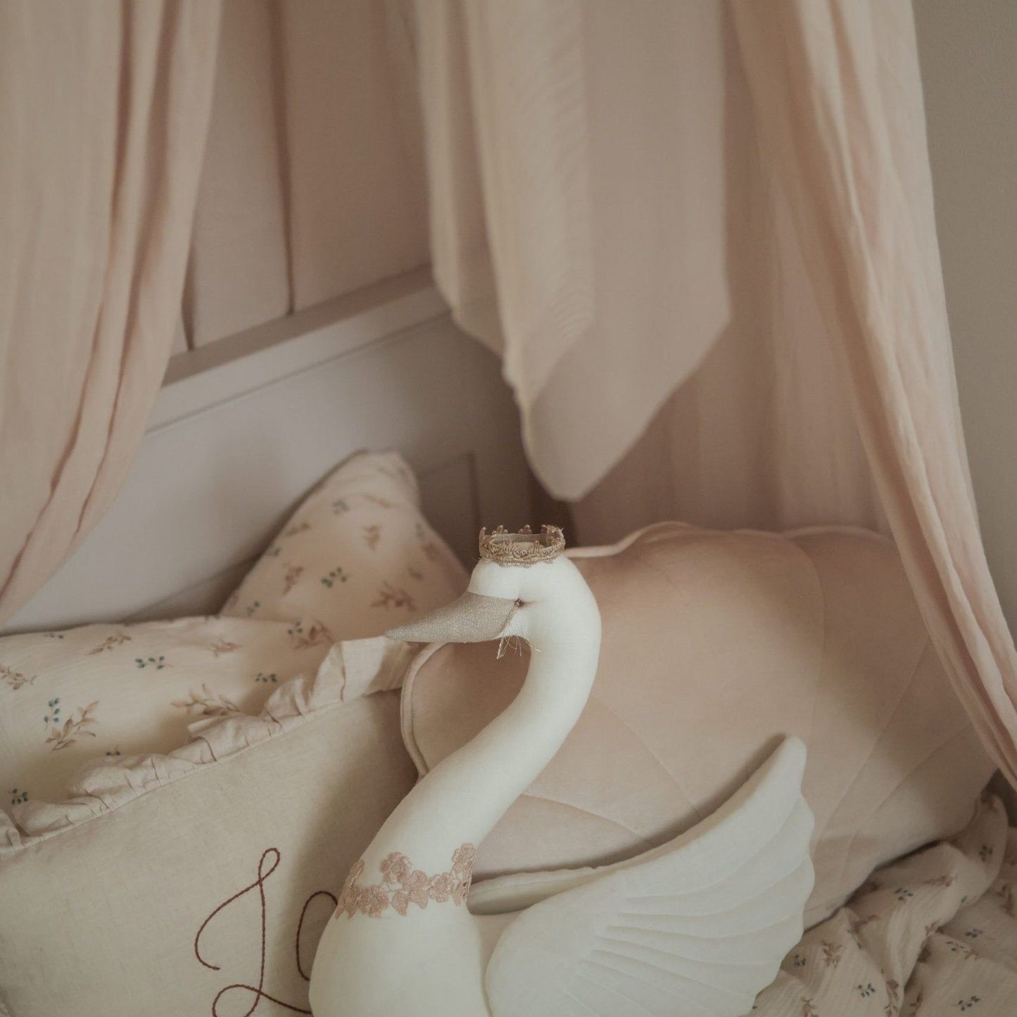 Cygne crème avec couronne