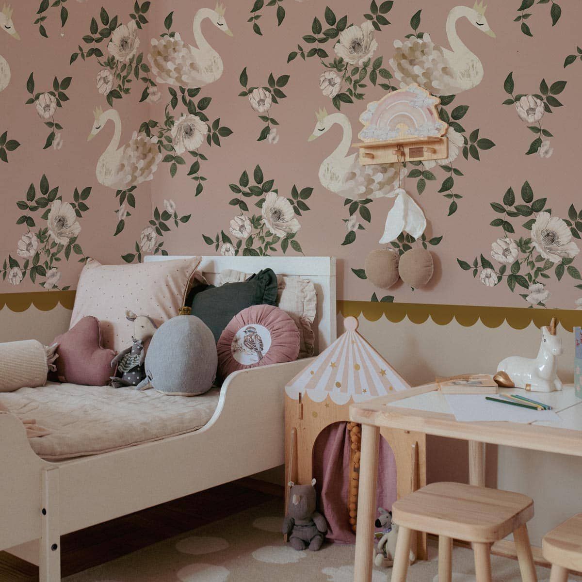 'Swans kingdom -Pink- ' Behang