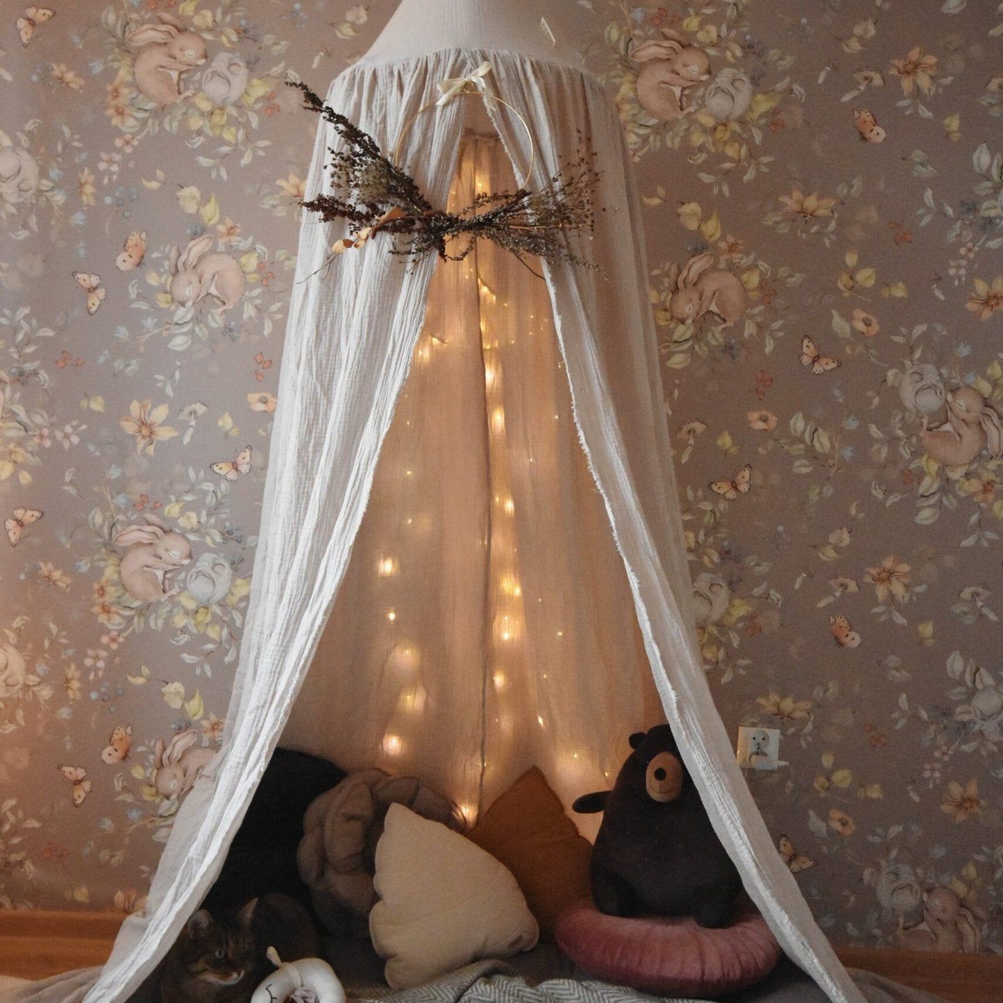 Sleepy meadow animals-Taupe- Behang