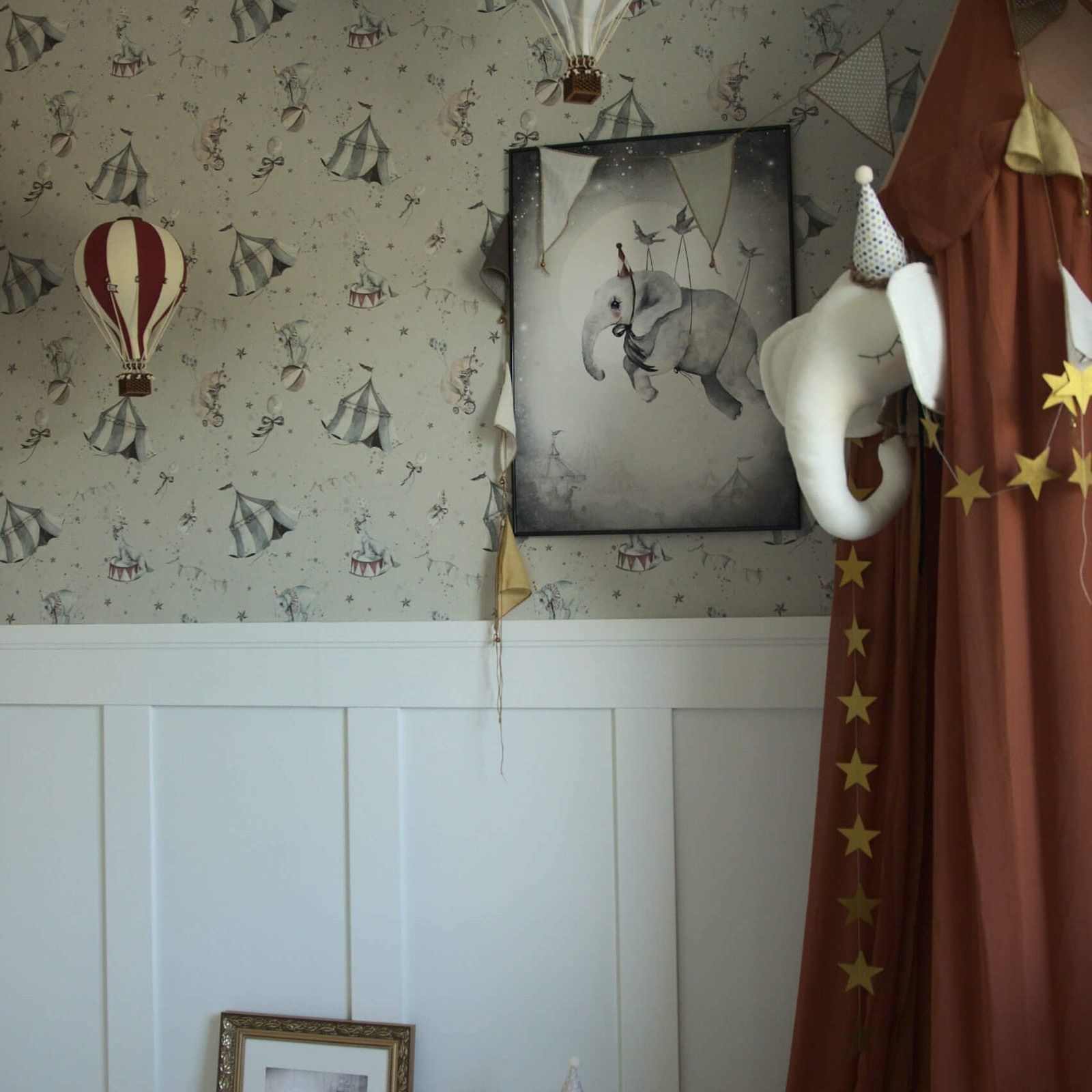 Behang circus beige grijs kinderkamer