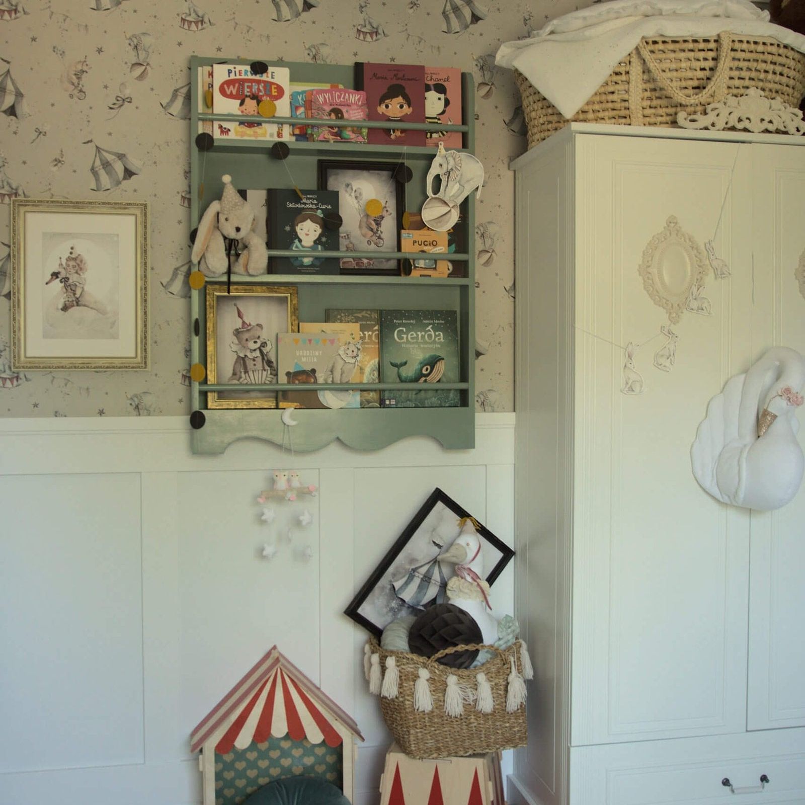 Behang circus beige grijs