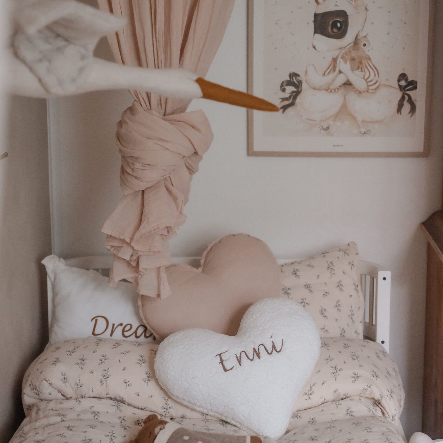 Coussin décoratif avec nom en forme de cœur Teddy
