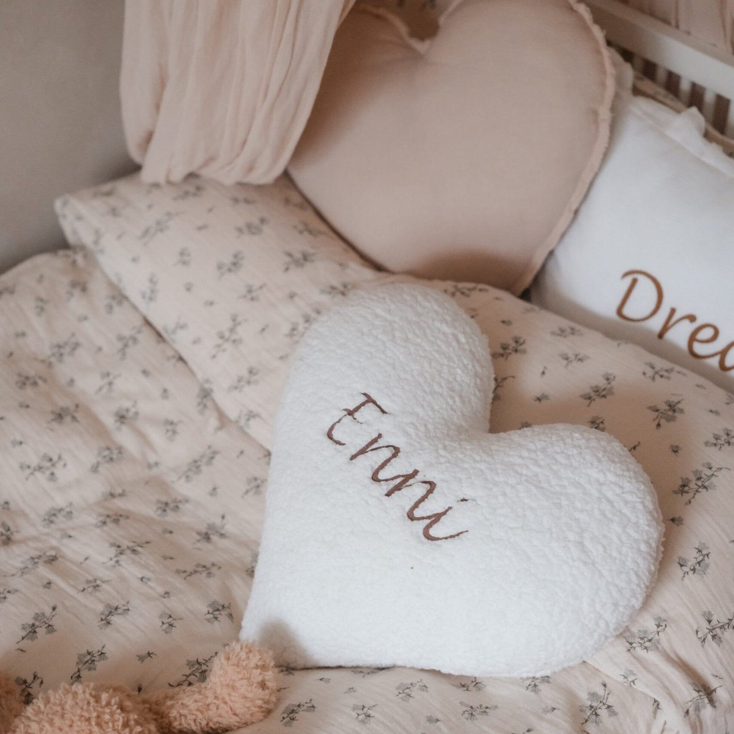 Coussin décoratif avec nom en forme de cœur Teddy