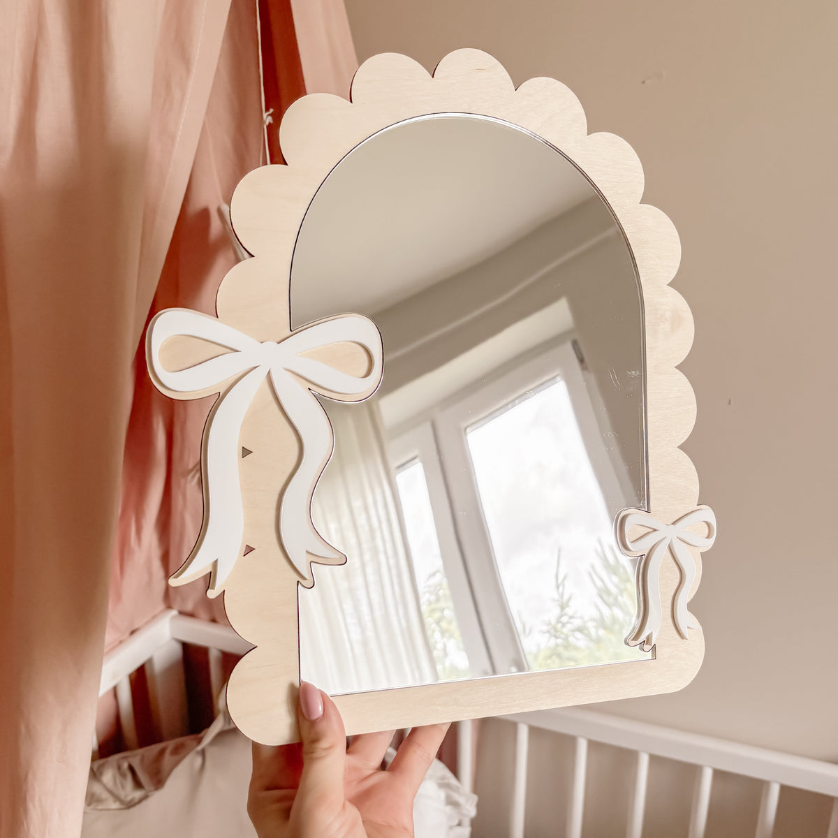 Houten spiegel met witte strikken