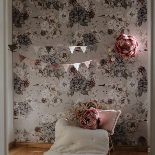 @dehuismuts Wallpaper Flowers and Storks- Dreamy Gray & Green-Unisex