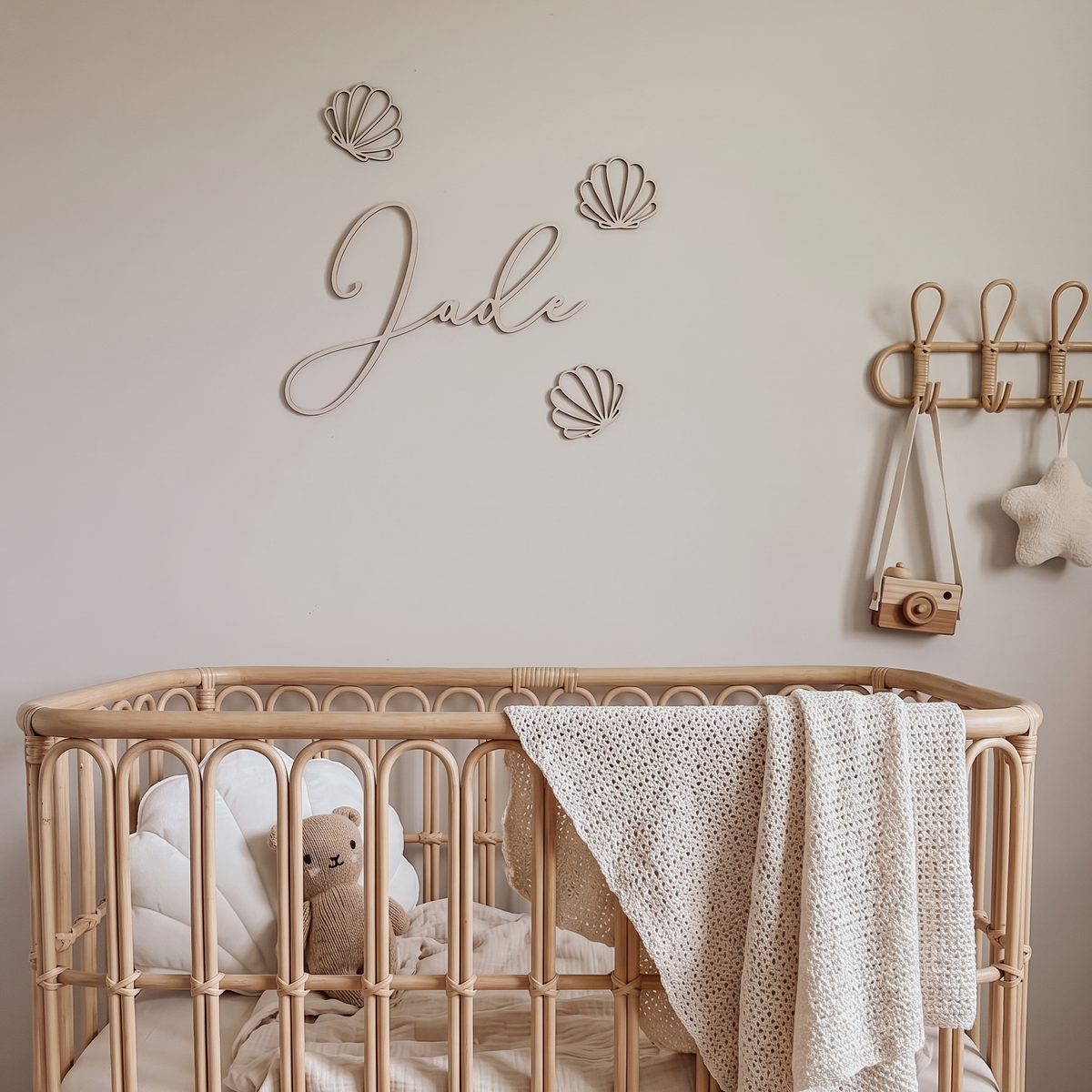 Houten naamdecoratie met schelpen – Gepersonaliseerd