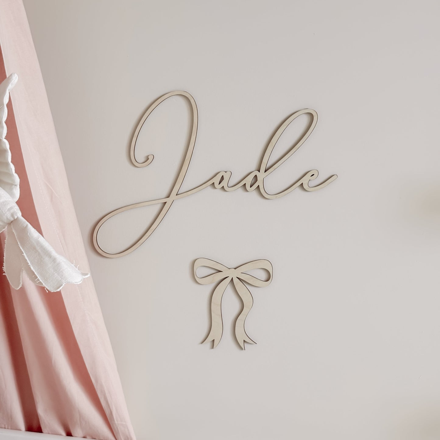 Houten naamdecoratie met strik – Gepersonaliseerd
