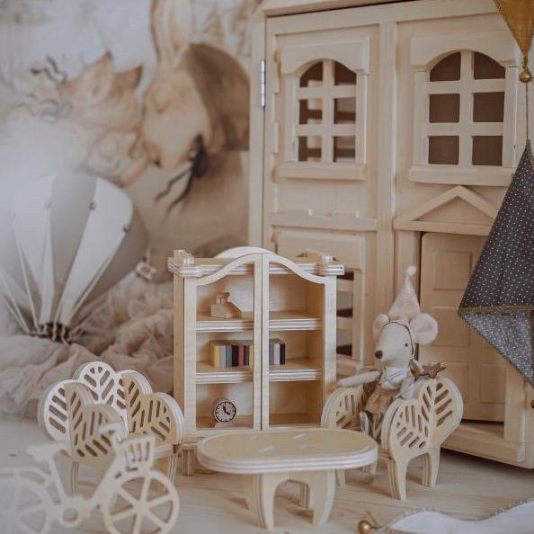Armoire de maison de poupée en bois avec 3 étagères