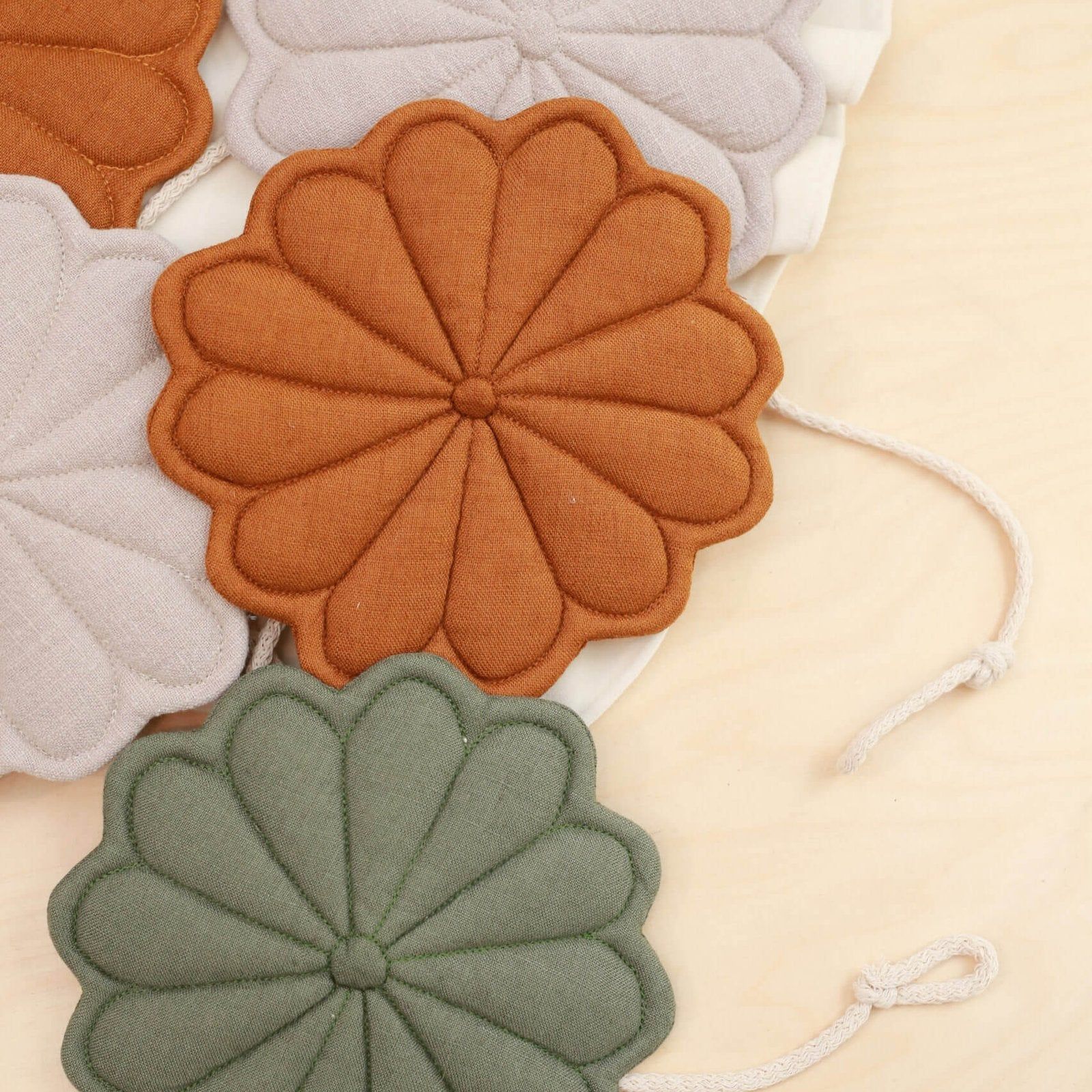 Slinger linnen bloemetjes kinderkamer