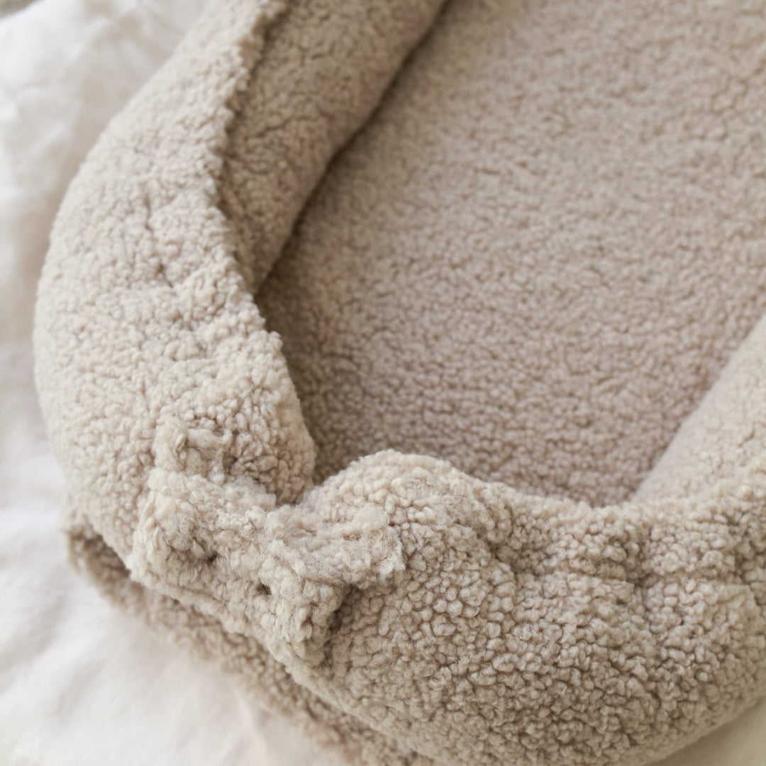 Nid bébé tout ours en peluche beige
