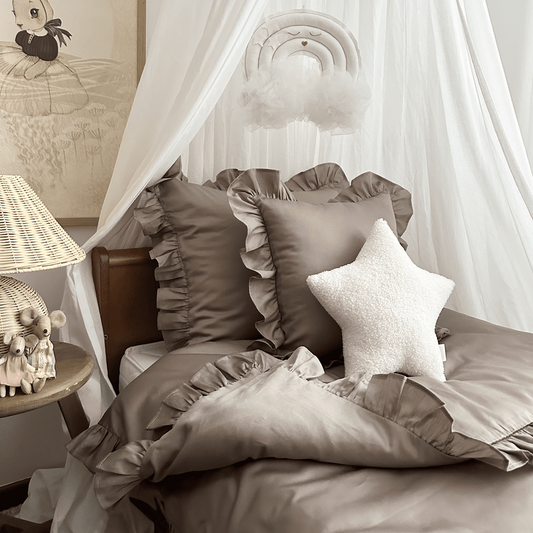 Adult 'Margaret' linnen set met ruffles Taupe - Cotton & Sweets