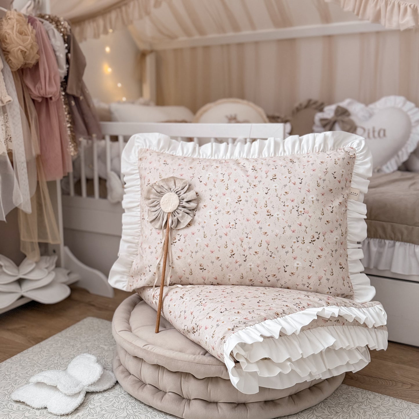 Flower Mist Premium met witte ruffle Bedding