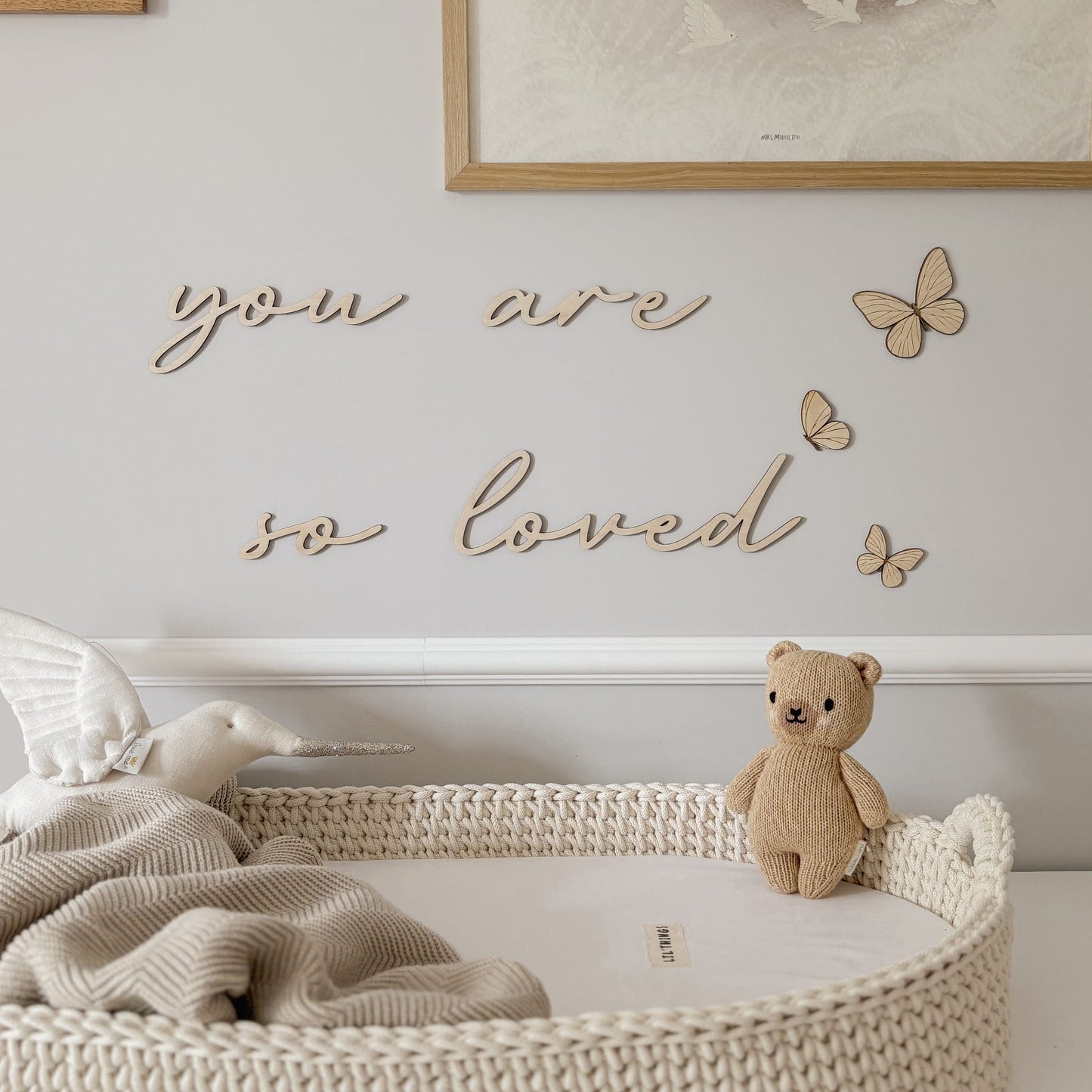 Houten muurdecoratie You are so loved inclusief vlinders