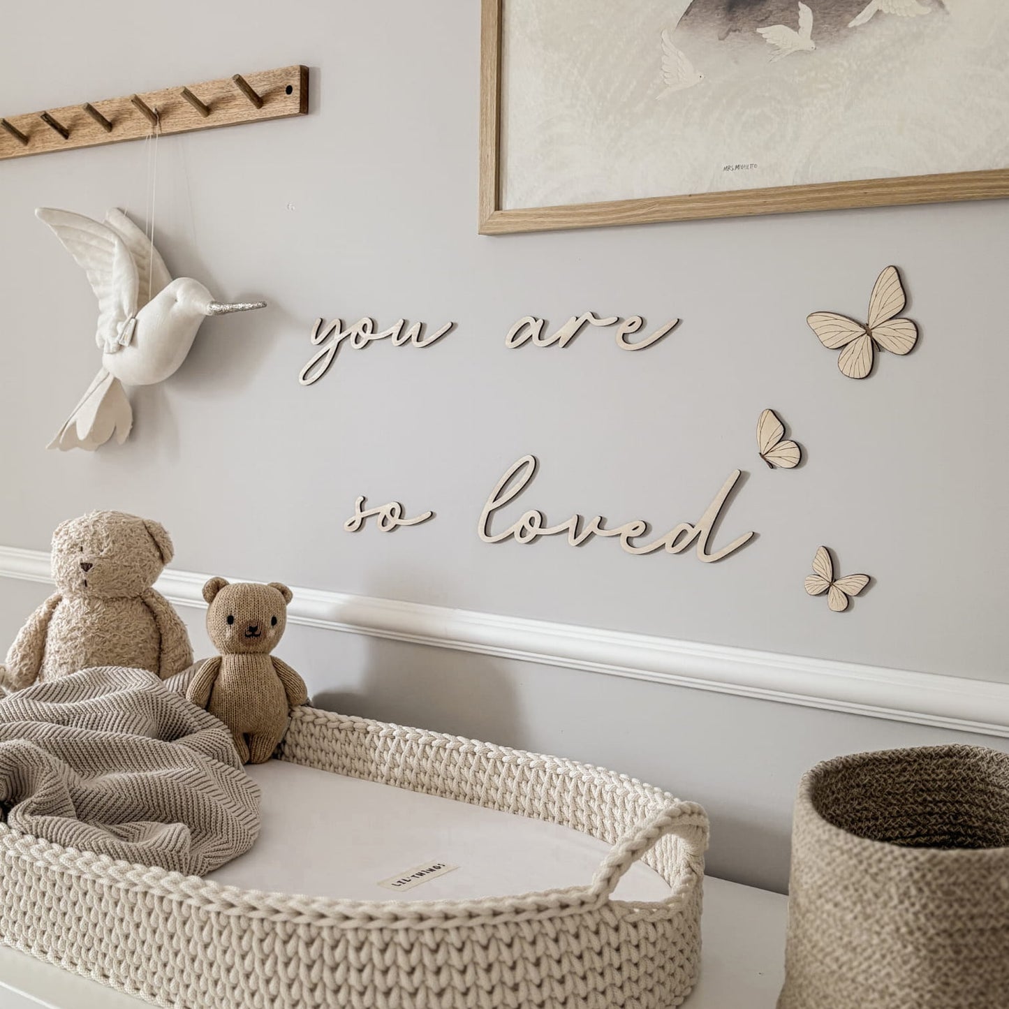 Houten muurdecoratie You are so loved inclusief vlinders