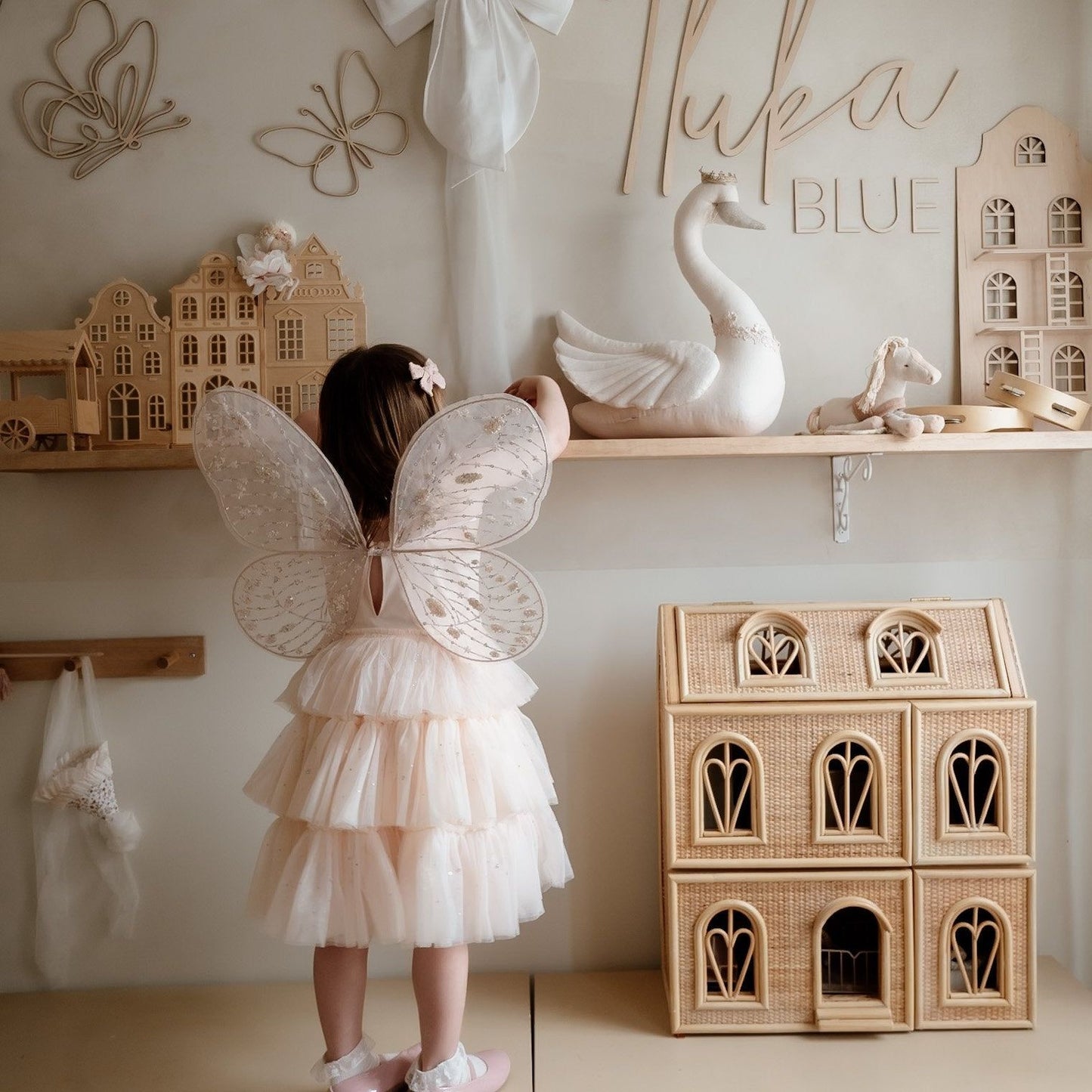Light beige swan with crown