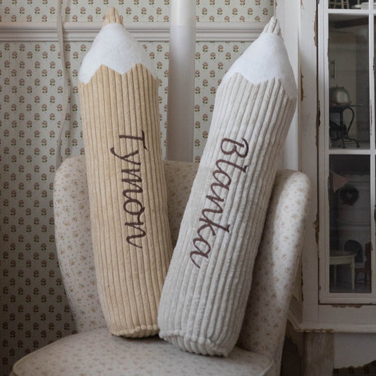 Corduroy potloodkussen met naam- Sandy Yellow