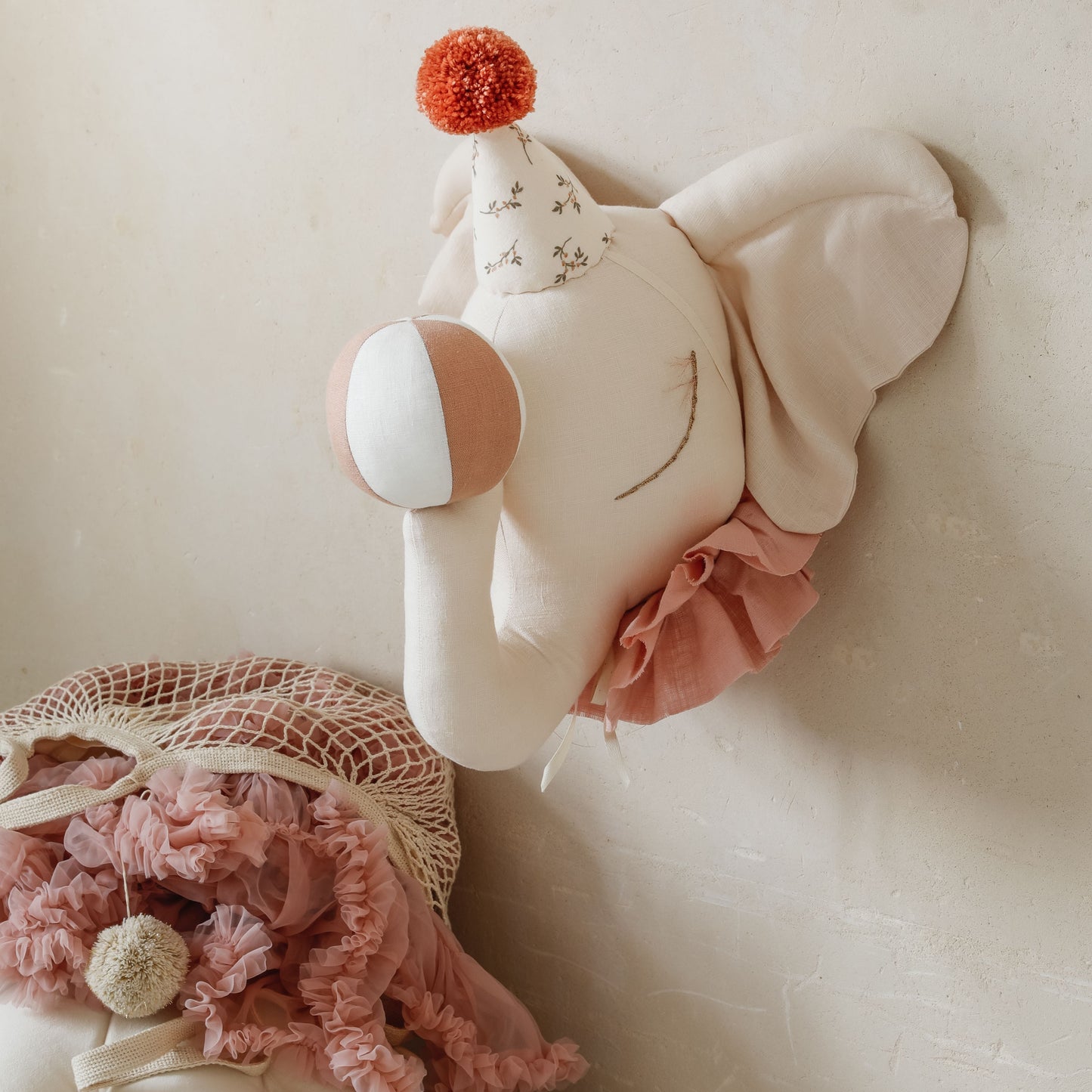 Olifantencircus lichtbeige met een bloemen hoedje