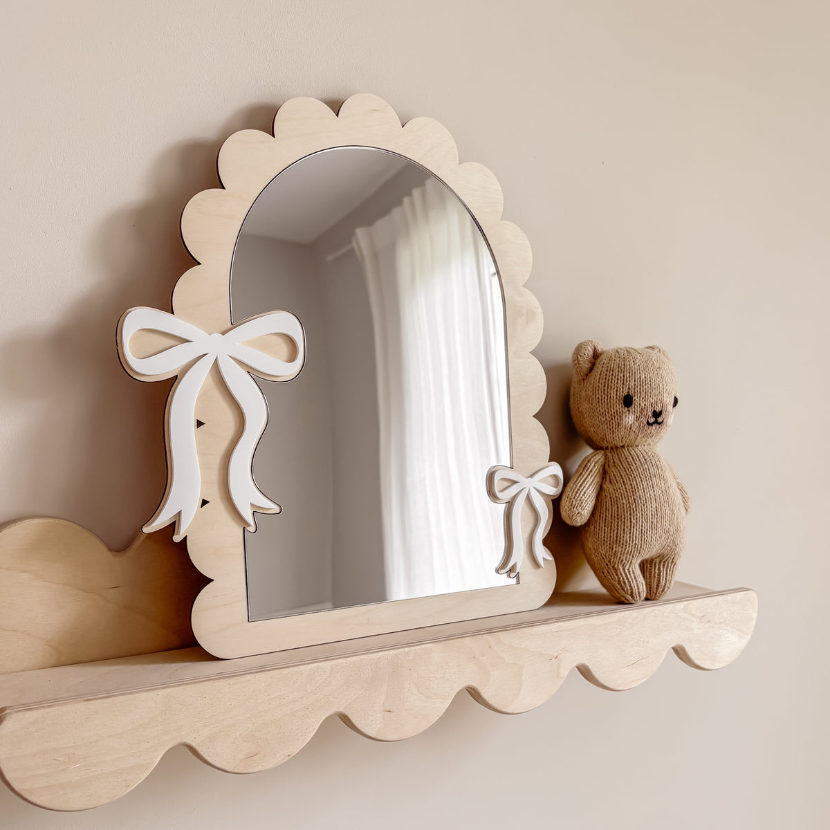 Houten spiegel met witte strikken