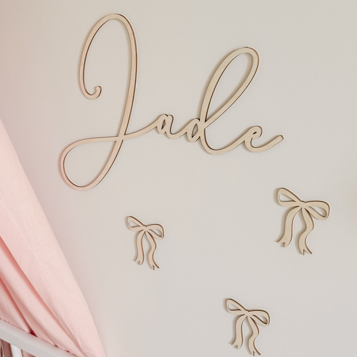 Houten naamdecoratie met strikken – Gepersonaliseerd