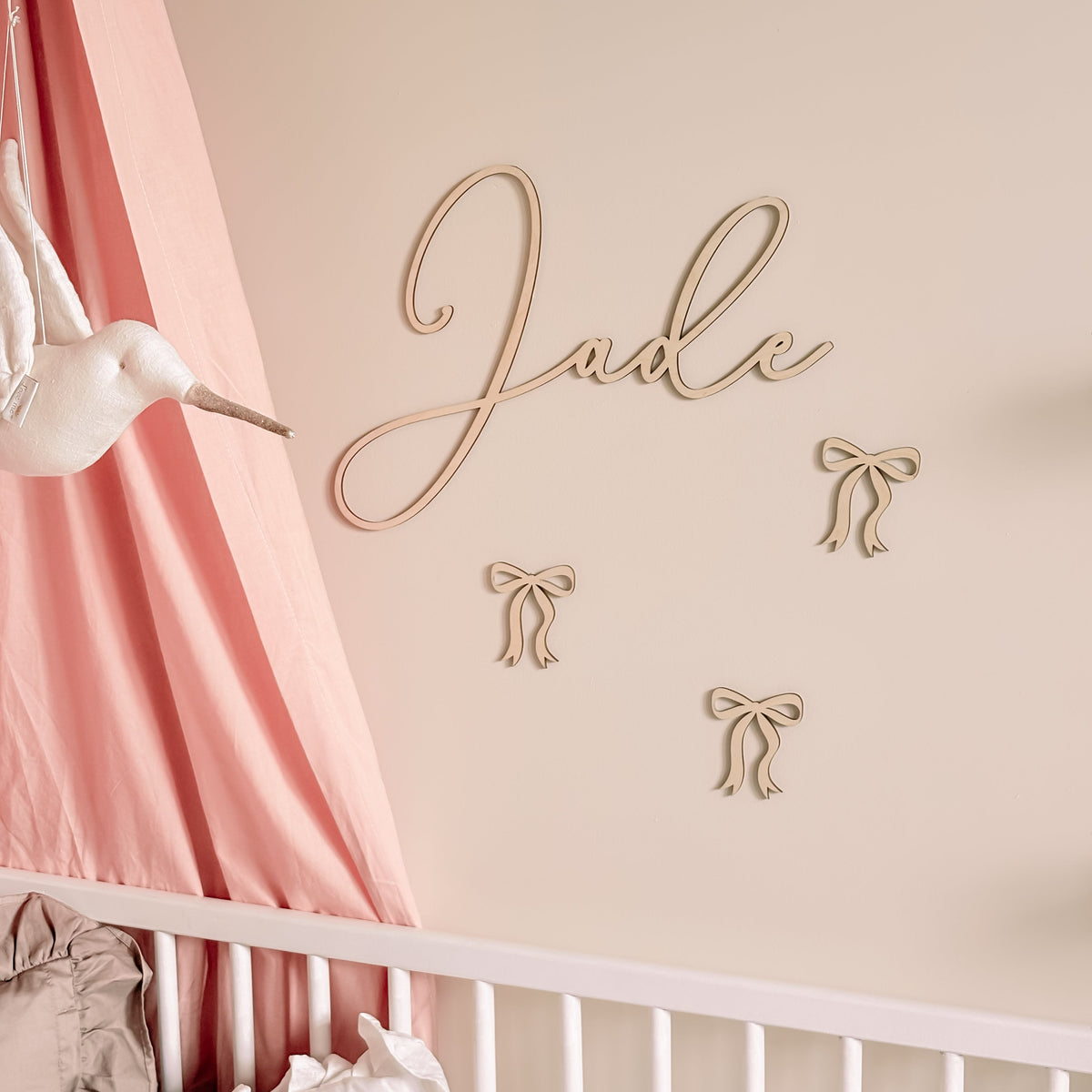 Houten naamdecoratie met strikken – Gepersonaliseerd