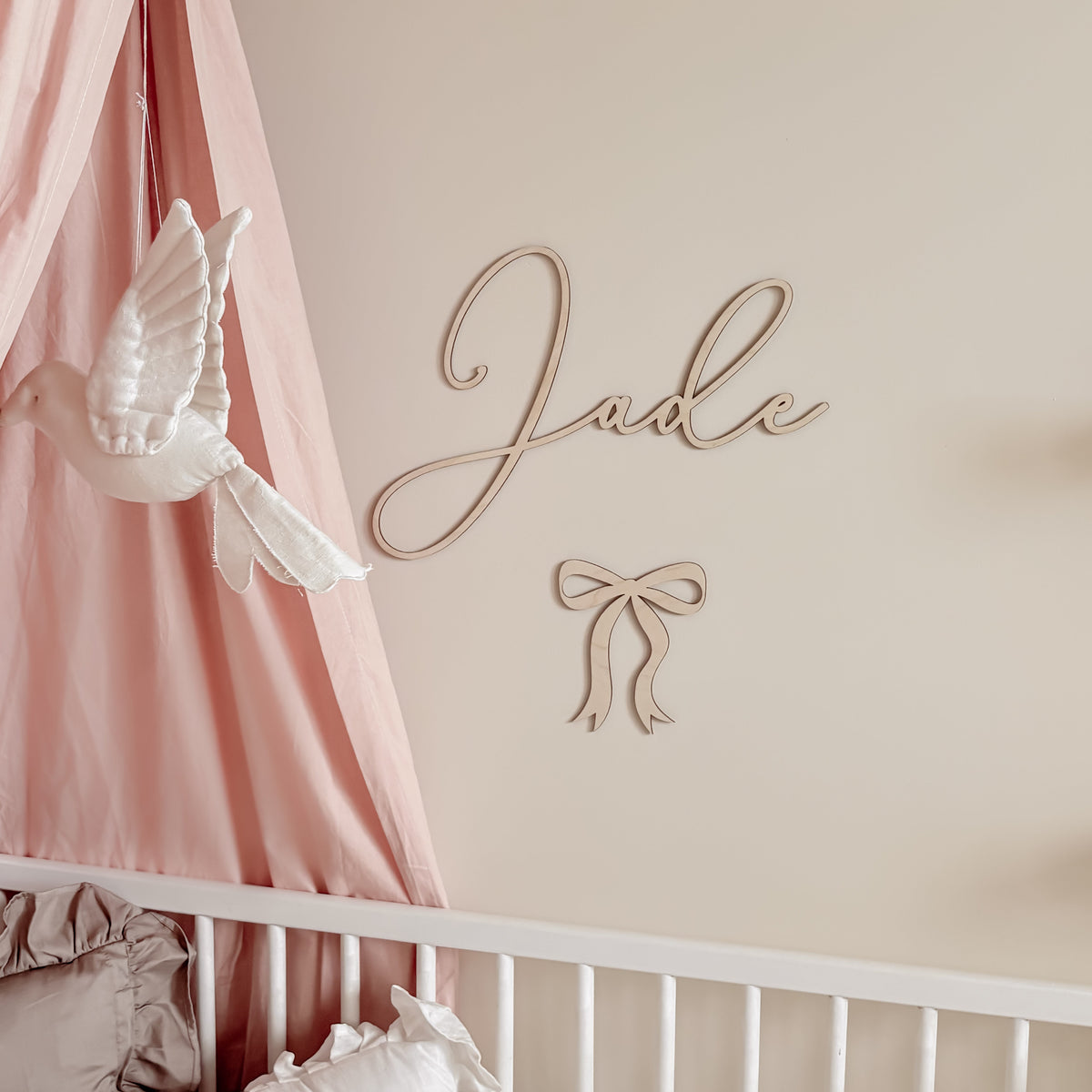 Houten naamdecoratie met strik – Gepersonaliseerd