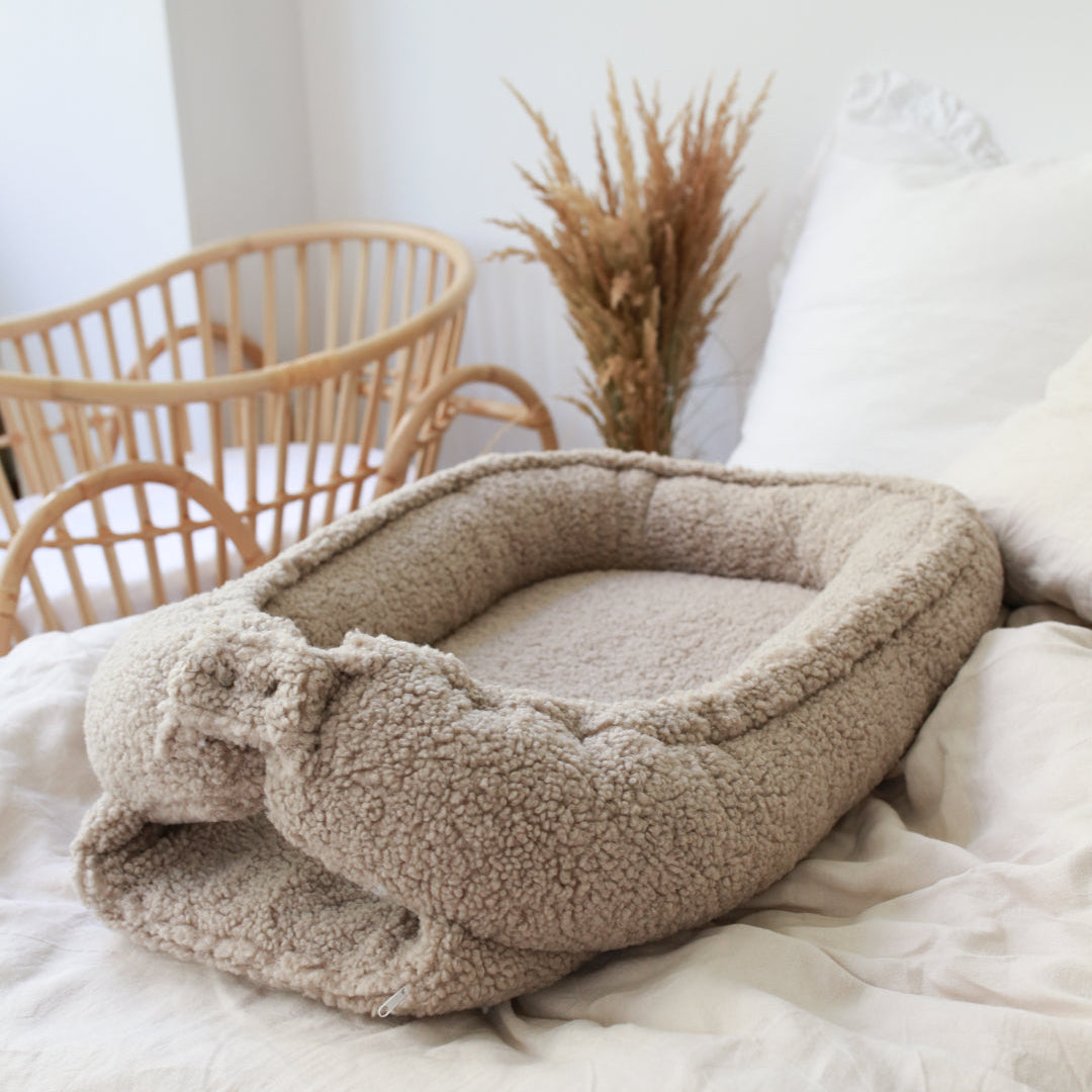 Nid bébé tout ours en peluche beige