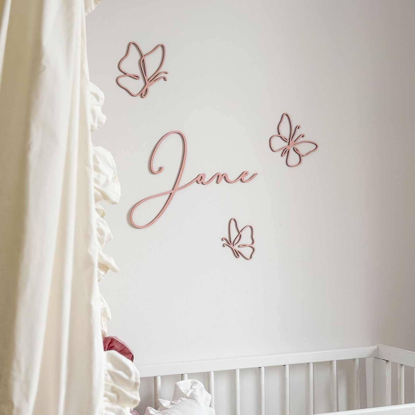 Houten naamdecoratie met vlinders Roze – Gepersonaliseerd