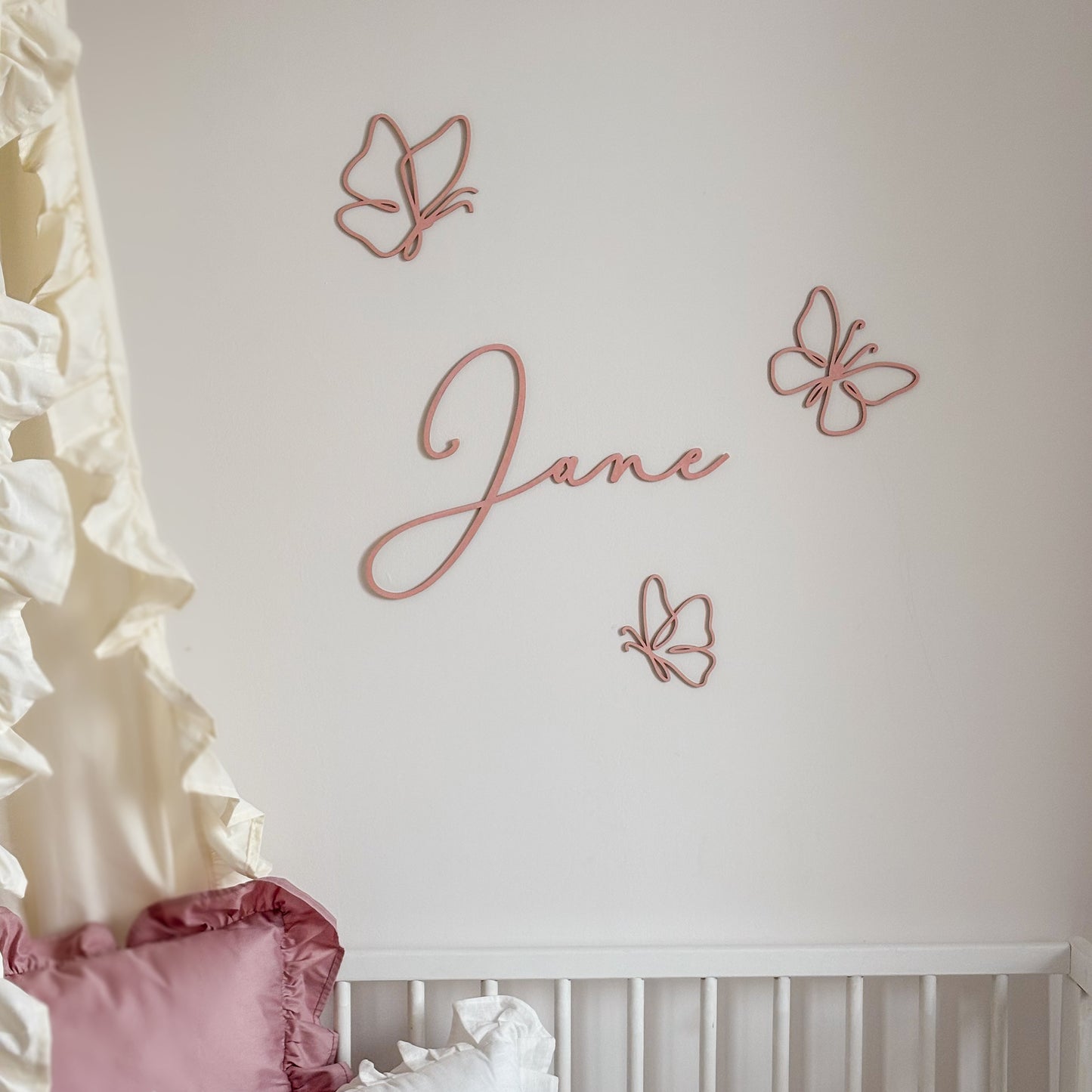Houten naamdecoratie met vlinders Roze – Gepersonaliseerd
