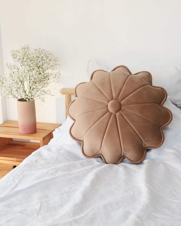 Velvet flower pillow - Beige - Image 9