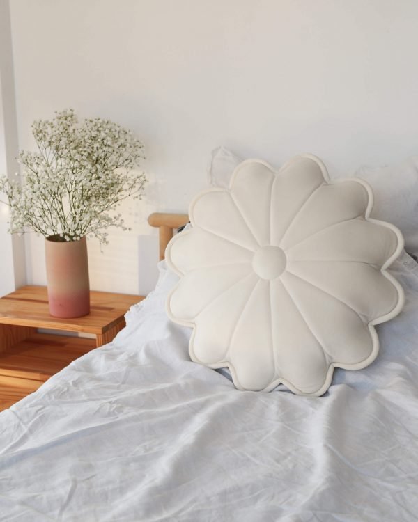 Coussin à fleurs en velours - Crème – Image 43